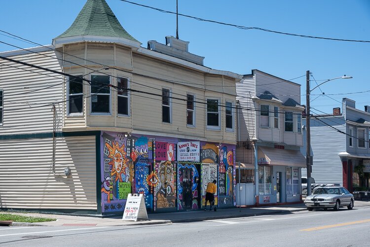 The majority of Metro West’s small storefronts like Kamal's Tires Service and La Virtud on Clark Ave in the Clark – Fulton neighborhood are minority-owned, encompassing restaurants, convenience stores, bakers, barber shops and beauty salons.